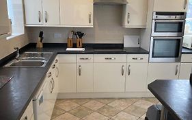 Spacious, Sleeps 18, 3 Bathrooms, Parking, Park, Mansfield